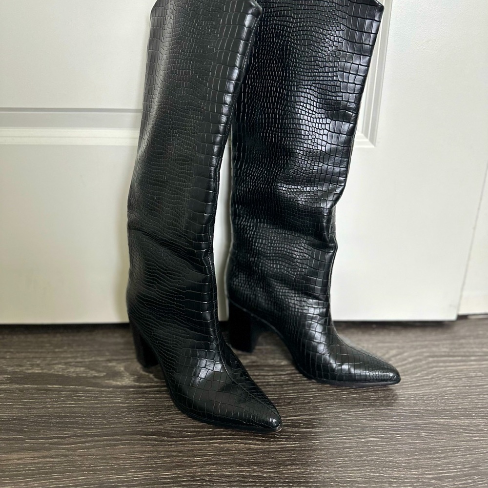 COPY - sleek and stylish boots that  effortlessly complement any outfit.